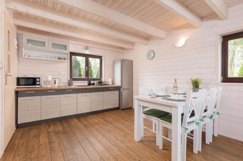 Dapur atau dapur kecil di Strzeżenice Domek Wakacyjny by Noclegi Renters