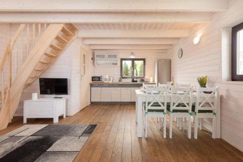 Dapur atau dapur kecil di Strzeżenice Domek Wakacyjny by Noclegi Renters