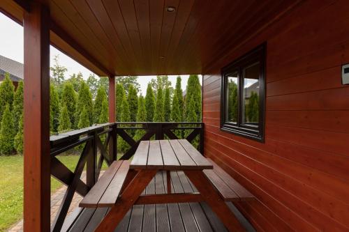 Balkoni atau teres di Strzeżenice Domek Wakacyjny by Noclegi Renters