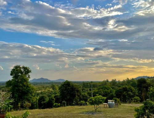 pole z drzewami i pochmurne niebo w obiekcie Villa Secret Garden Kep-Panoramic view-WI-FI w mieście Phumĭ Prey Srâmaôch