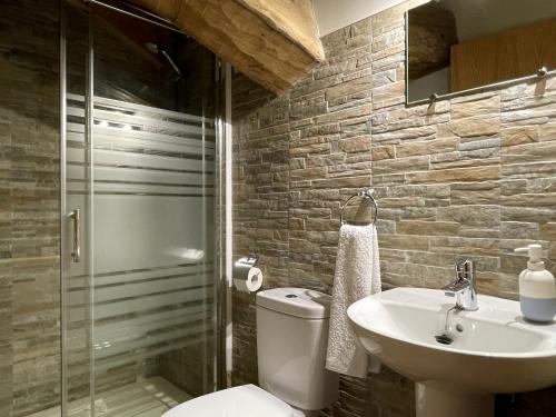 een badkamer met een toilet, een wastafel en een douche bij Palacio de Aralar in Oskotz
