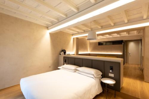 a bedroom with a large white bed in a room at Scaravelli Residenza in Mantova