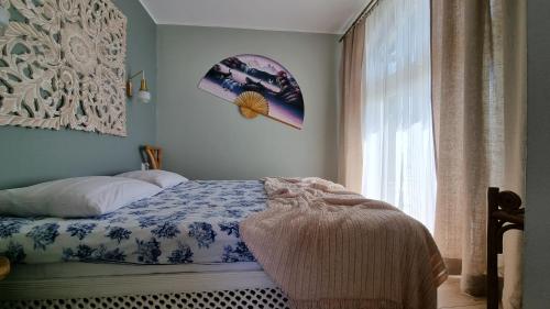 a bedroom with a bed and a window at Agroturystyka u Karoliny in Sarbinowo