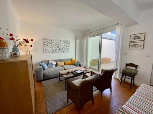 un salon avec un canapé et une table dans l'établissement Maison atypique 5 pièces 160m², centre Quiberon, proche plage et commerces - FR-1-478-227, à Quiberon