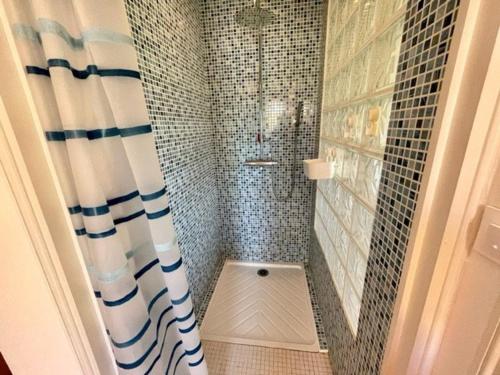 une salle de bain avec douche et toilettes dans l'établissement Maison atypique 5 pièces 160m², centre Quiberon, proche plage et commerces - FR-1-478-227, à Quiberon