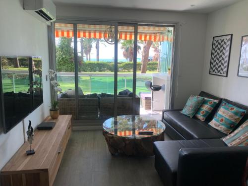 un soggiorno con divano e tavolo di 4-Star Beachfront Appartment- Sea View a Cannes