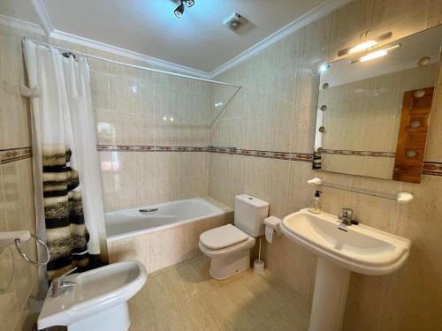 La salle de bains est pourvue d'un lavabo, de toilettes et d'une baignoire. dans l'établissement Duplex Panorama X0208, à Benitachell