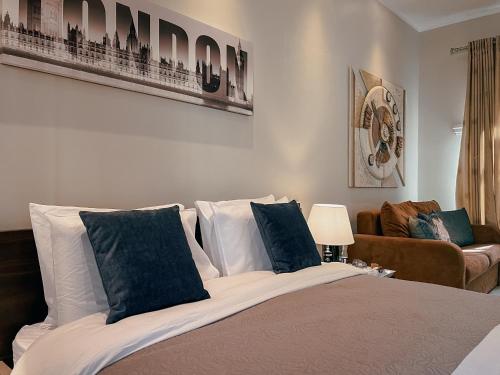 a bedroom with a bed and a couch at IL-Gardjola Bed and Breakfast in Għarb
