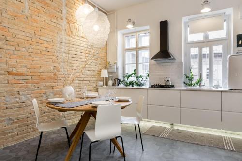 Kuchyňa alebo kuchynka v ubytovaní Bohemian Dream Home In The Absolute Center w 2BR/2BT