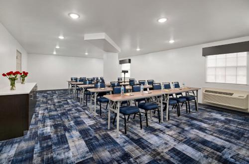a conference room with a long table and chairs at La Quinta Inn by Wyndham Columbus Airport Area in Columbus