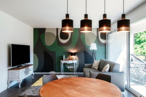 - un salon avec une table et une télévision dans l'établissement Liom Apartment by Quokka 360 - one-bedroom design apartment with balcony, à Gudo