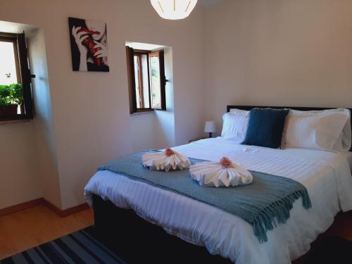 1 dormitorio con 1 cama grande y 2 almohadas en Casa da Fichua, en Sistelo
