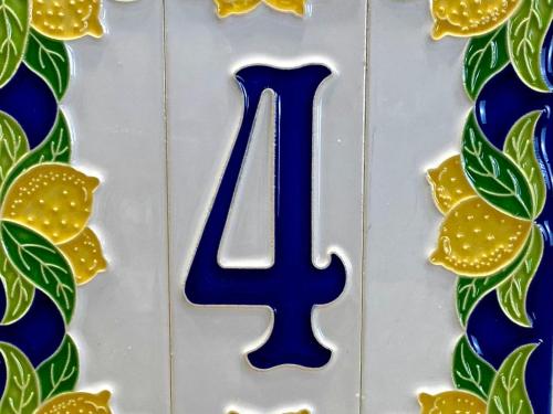 Niebieski numer cztery na talerzu z ciasteczkami w obiekcie Olivenblatt 4 w mieście Bardolino