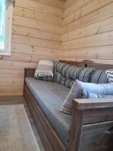 a large couch in a log cabin at Suvantorinne 