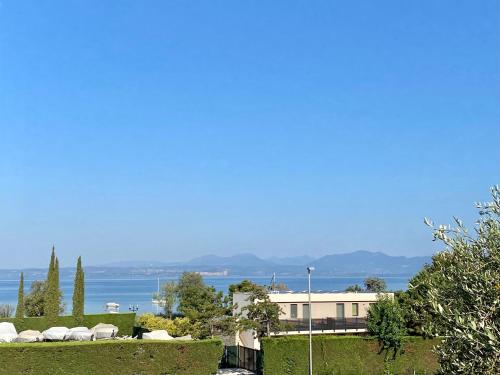 a building with a view of the water at Olivenblatt 4 in Bardolino