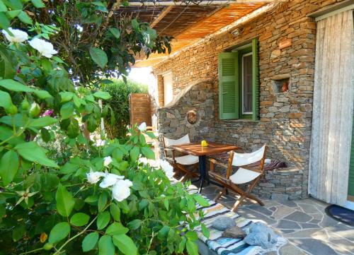a patio with a table and chairs in a yard at Το Κατἑ in Artemonas