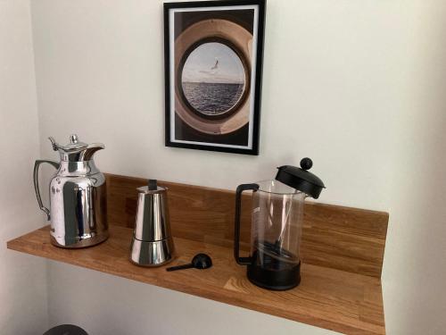 a shelf with a coffee maker and a blender on it at Ostsee Hafenkoje - Lübeck-Travemünde Priwall in Lübeck