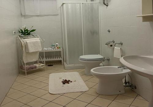 Un baño con ducha, inodoro y lavabo. en Dream House De Iulio, en Pompeya