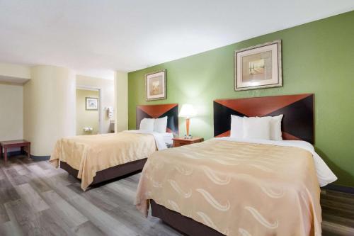 Katil atau katil-katil dalam bilik di Quality Inn Baytown - Houston East