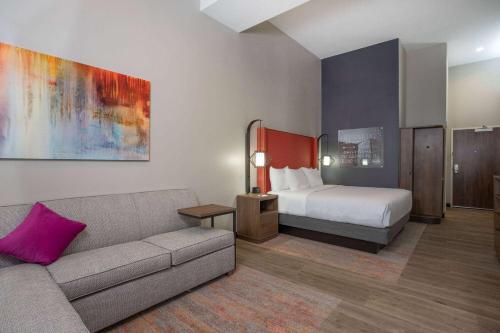 Tempat tidur dalam kamar di La Quinta Inn & Suites by Wyndham Pflugerville