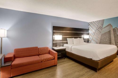 Säng eller sängar i ett rum på Clarion Pointe Atlanta Airport College Park