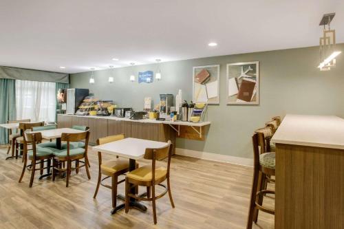 Un lugar para sentarse en Clarion Pointe Atlanta Airport College Park