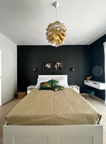 een slaapkamer met een groot bed en een kroonluchter bij DownTown Apartments in Rhodos-stad