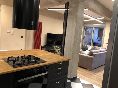 een keuken met een fornuis en een woonkamer bij City Appartment 1 in Athene