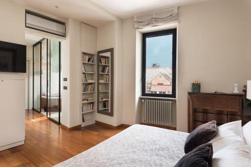 sypialnia z łóżkiem i dużym oknem w obiekcie Idyllia - Penthouse in Navona Area w Rzymie