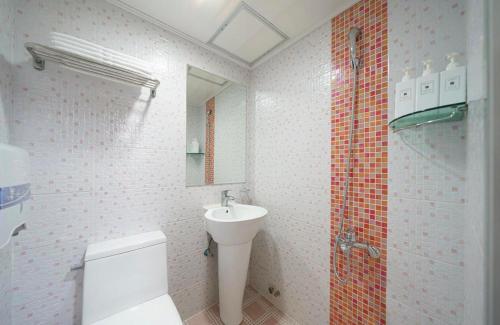 Een badkamer bij J mini hotel & house