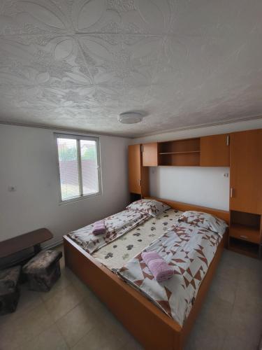 1 dormitorio con 1 cama grande en una habitación en Alexandra vendégház, en Tiszaújváros