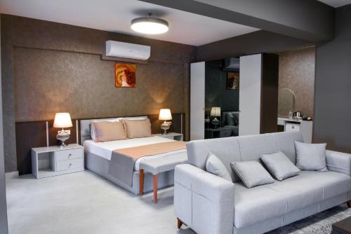- une chambre avec un lit et un canapé dans l'établissement FABL HAUS, à Fethiye