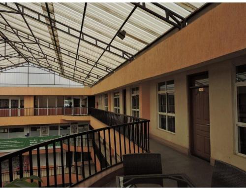 Sky Hotel Nairobi tesisinde bir balkon veya teras