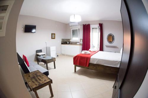 Una cama o camas en una habitación de mirmidones Anesis