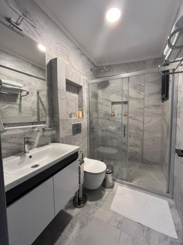 フェティエにあるPIER21 houseのバスルーム(シャワー、洗面台、トイレ付)