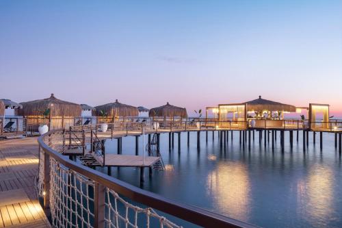 - Vistas a un muelle con cabañas y al agua en Blue Marlin Deluxe Spa & Resort - Ultra All Inclusive, en Konaklı