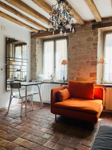 un salon avec un canapé et une table dans l'établissement Les anges De Fleury, à Fontainebleau