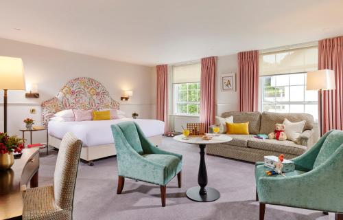 キンセールにあるActons Hotel Kinsaleのベッドルーム1室(ベッド1台付)、リビングルームが備わります。