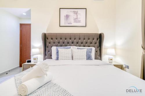 Postel nebo postele na pokoji v ubytování Upbeat 1BR at Marina Pinnacle Dubai Marina by Deluxe Holiday Homes