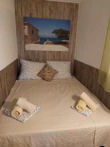 เตียงในห้องที่ Apartmani Afrodita