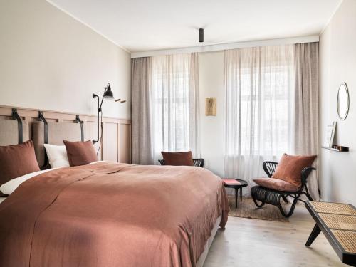 una habitación de hotel con una cama grande y sillas en 46heima Boutique Apartments, en Reikiavik