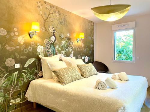 a bedroom with a large bed with a floral wallpaper at Villa Elisa M in Aubenas
