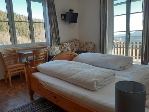 林區聖雅各布的住宿－Urlaub am Bauernhof Grabenhofer，带窗户的客房内的两张单人床