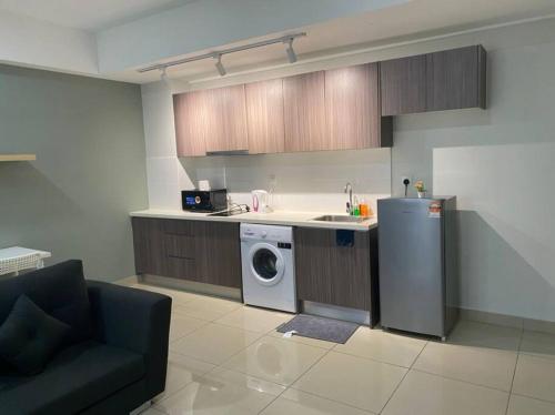 uma cozinha com um frigorífico e uma máquina de lavar roupa em HA12 Cyberjaya, Netflix, Wifi, Free Parking, 3023 em Cyberjaya