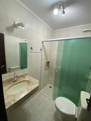 Ένα μπάνιο στο Cobertura 3 dormitórios, 2 vagas, churrasqueira, Wi-fi free, Lázaro Ubatuba