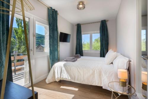 比利亞努亞的住宿－Villa Margarita，一间卧室设有一张床和一个大窗户