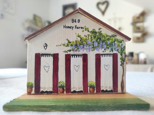 a model of a house with plants in it at Agriturismo Honey Farm in Piazzola sul Brenta