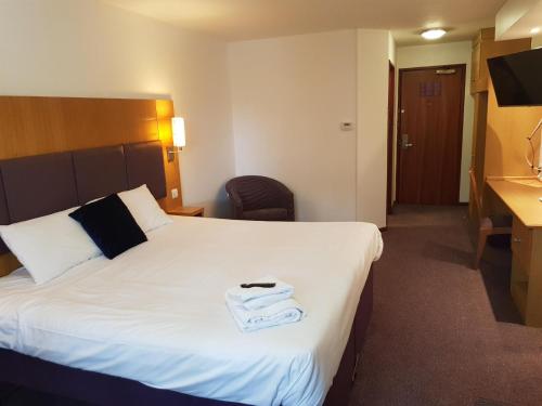 Säng eller sängar i ett rum på V Lodge Manchester