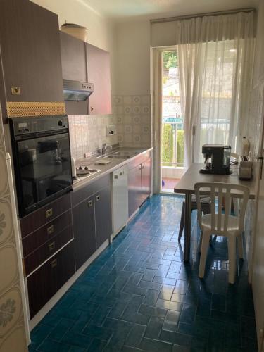 une cuisine avec une table et une salle à manger dans l'établissement Appartement Front de Mer, à Menton