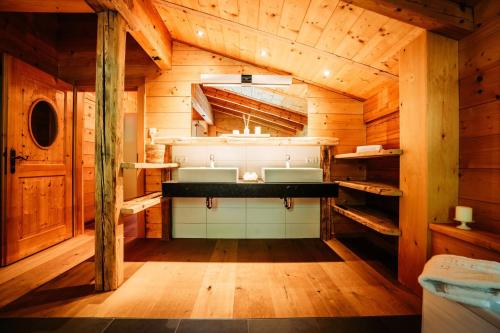Kuchyňa alebo kuchynka v ubytovaní Chalet Gamsglück - mit Sauna und Pool